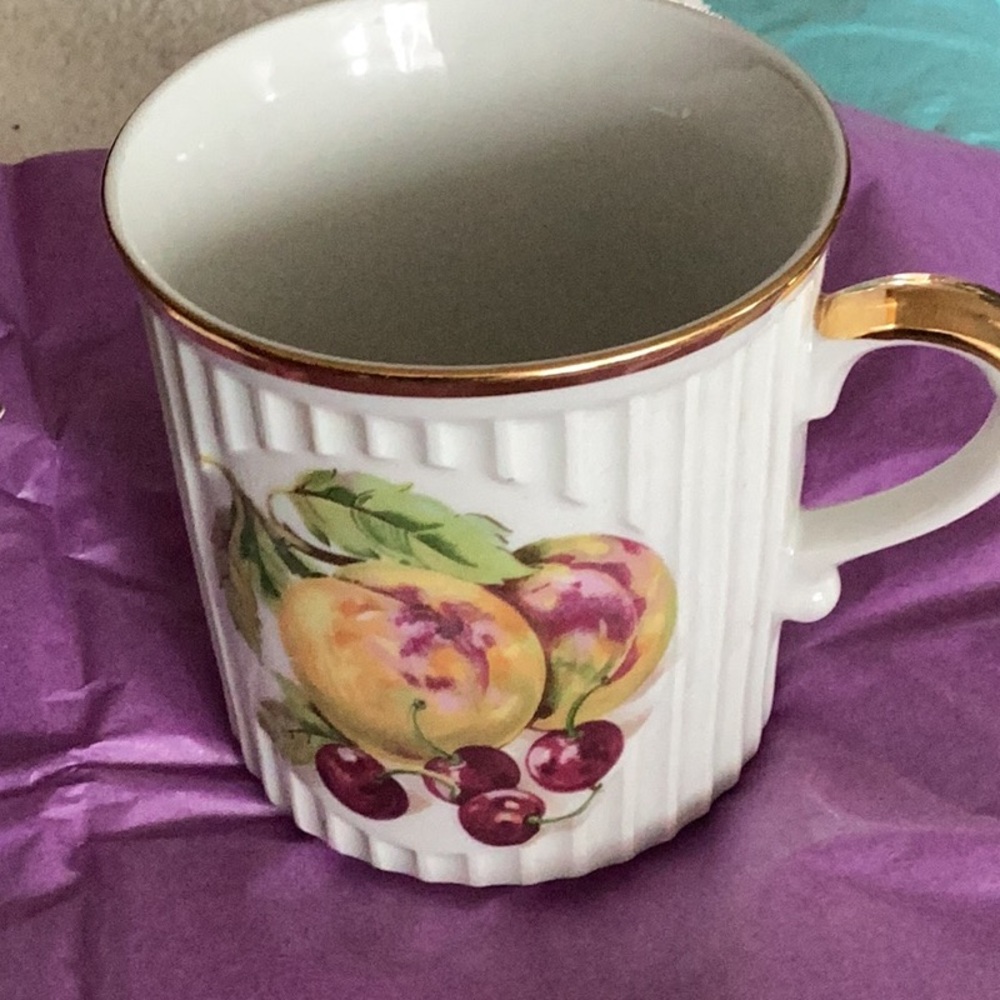 Mugs gold trimmed , belong to a set of six . Crown d original .